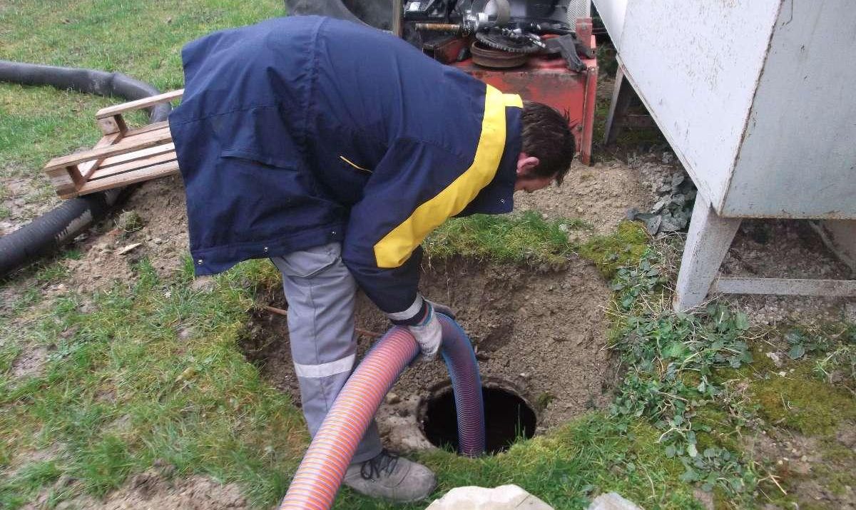 Quel type d'entretien faut-il effectuer sur la fosse septique ?
